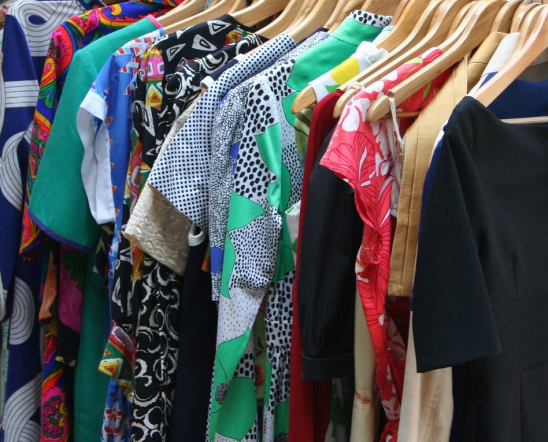 vente-GAREOULT-min_dresses_apparel_clothing_clothes_clothes_hangers_wooden_hangers_retail_shop_closet-1149845